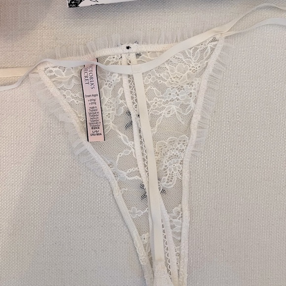 🎀NWT Victoria’s Secret V-String Panty Size L. White Lace. - Picture 3 of 11